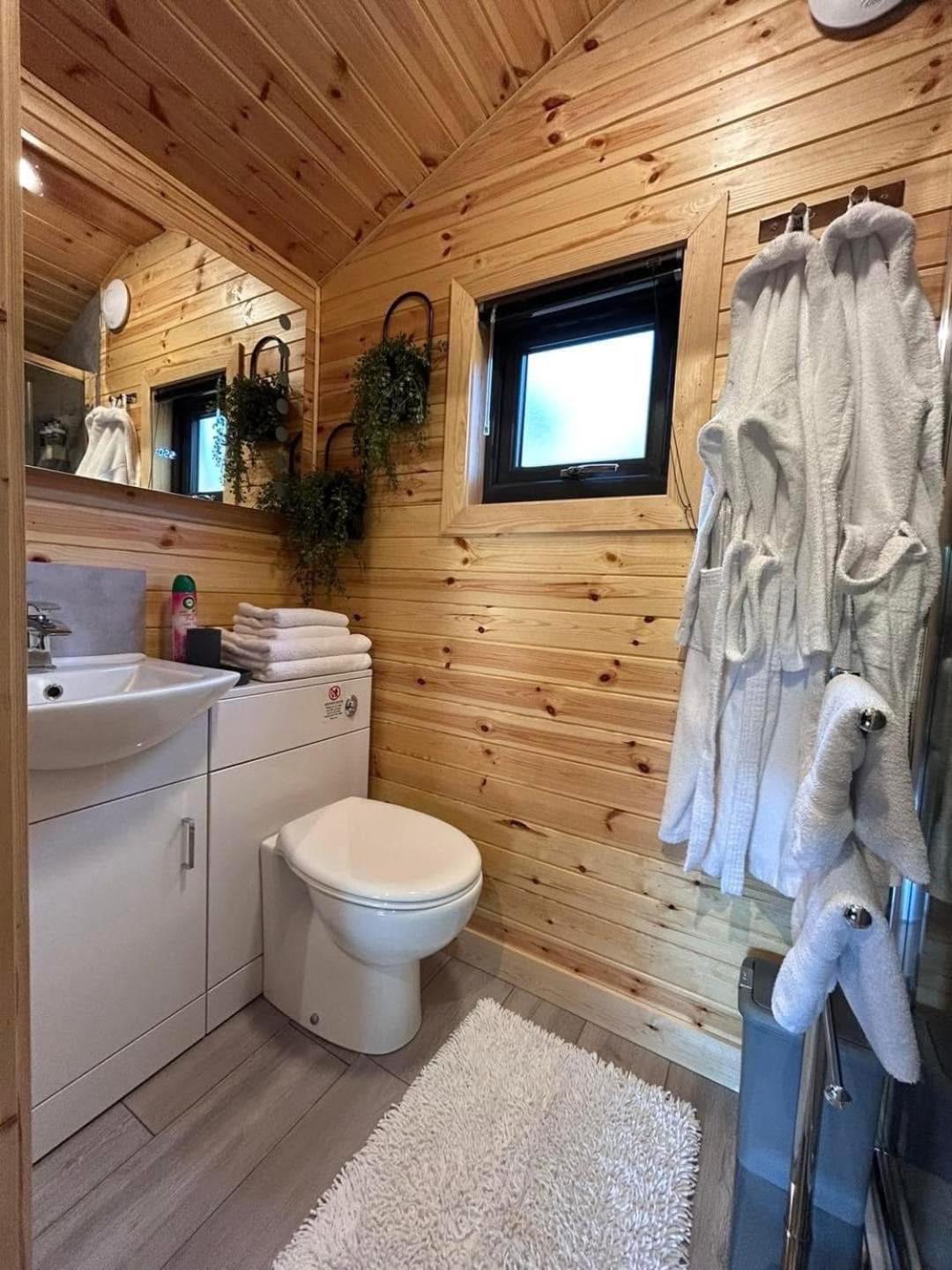 River Huts With Private Hot Tub * Inverness