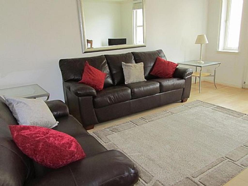 Bridge Street Apartment *