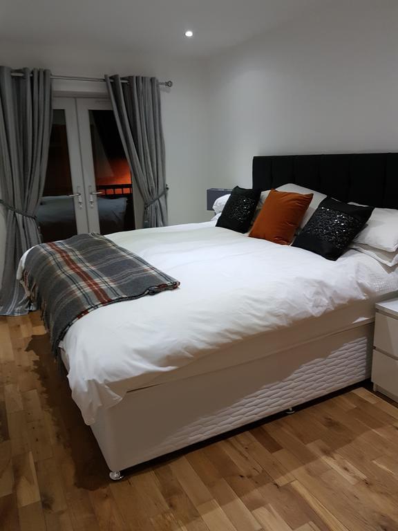 Langley Centre Secure Parking 2 Min Walk, Public Transport 1 Min Walk, Great Location Quiet Side Street 2 Bedroom, 2 Bathroom