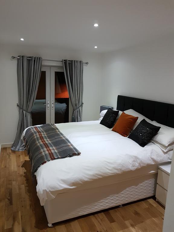 Langley Centre Secure Parking 2 Min Walk, Public Transport 1 Min Walk, Great Location Quiet Side Street 2 Bedroom, 2 Bathroom Apartment *