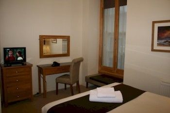 Inverness City Suites *