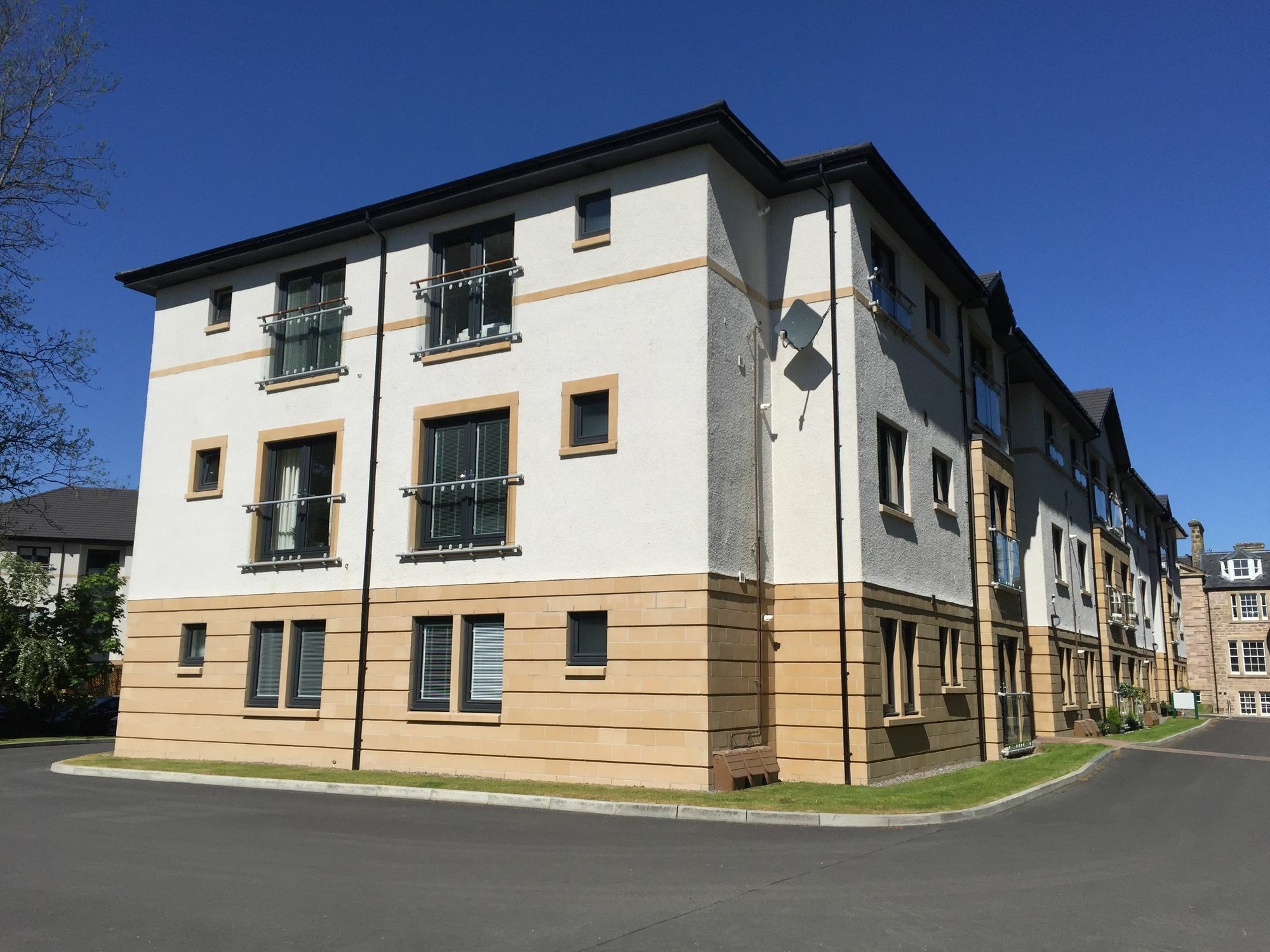Inverness City Suites Apartment