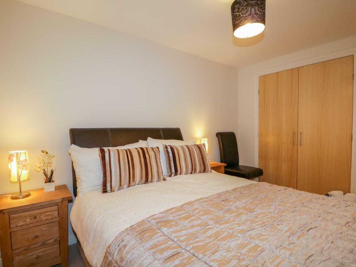 7 Riverside Gardens *