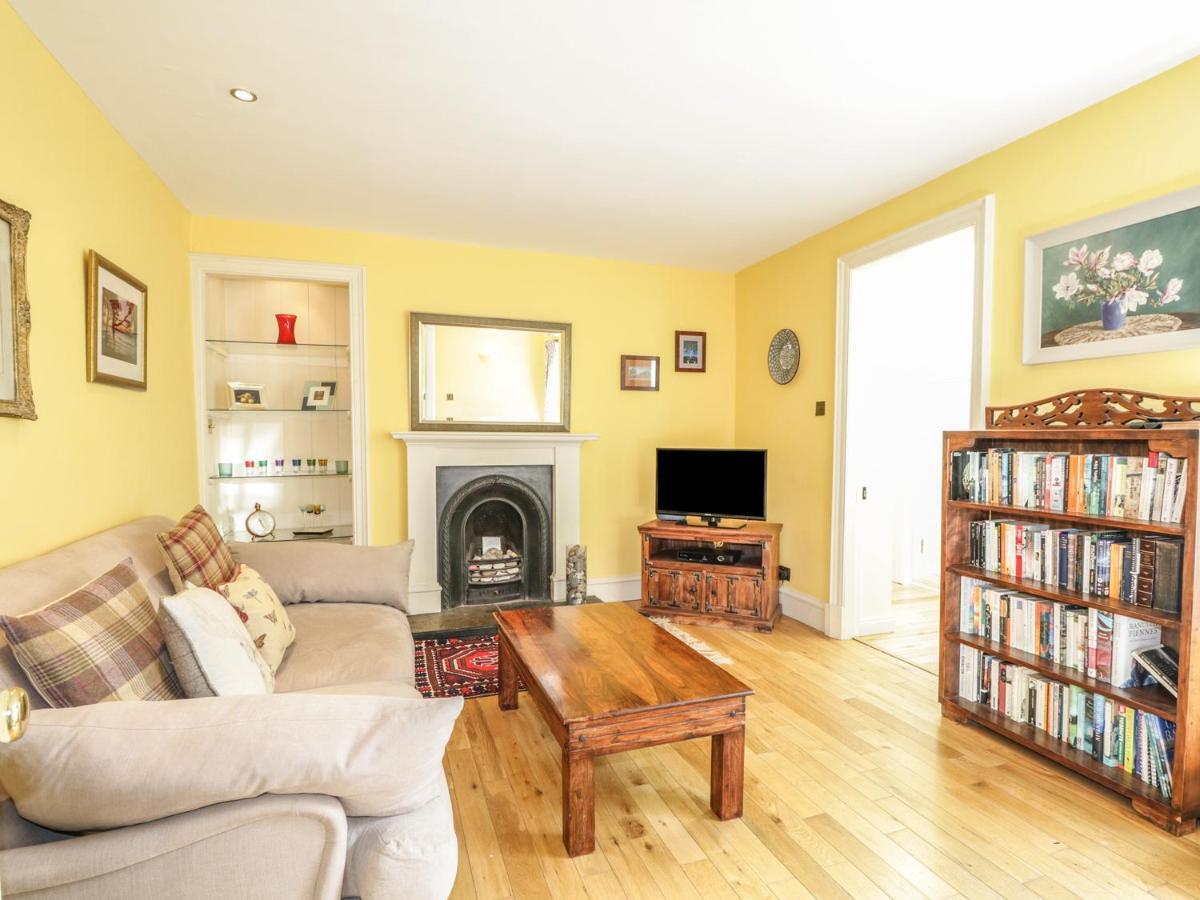 10 Douglas Row *
