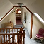 Three-Bedroom Old Cottage Free Parking
