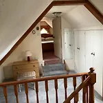 Three-Bedroom Old Cottage Free Parking