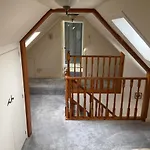 Three-Bedroom Old Cottage Free Parking