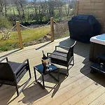River Huts, Highland River Retreat With Hot Tub