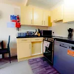 Lovely & Bright 2 Bed Apartment