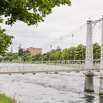 7 Riverside Gardens