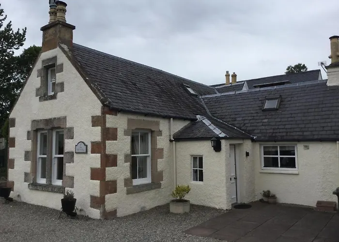 Three-Bedroom Old Cottage Free Parking