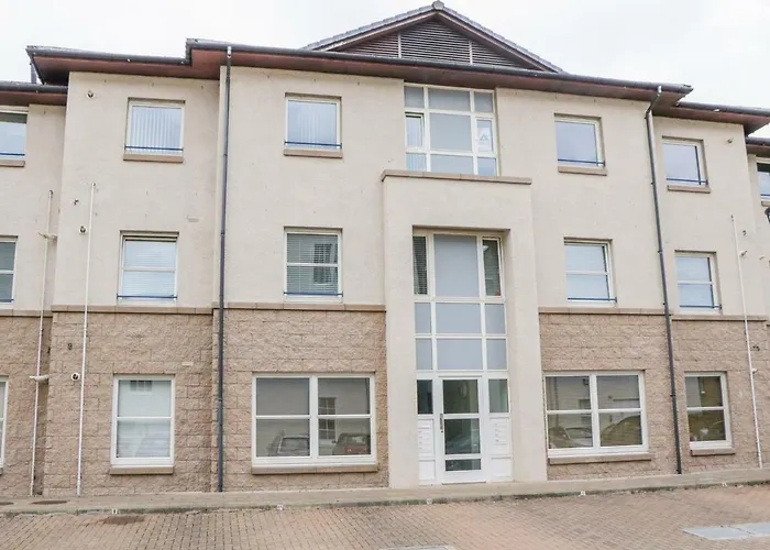 7 Riverside Gardens