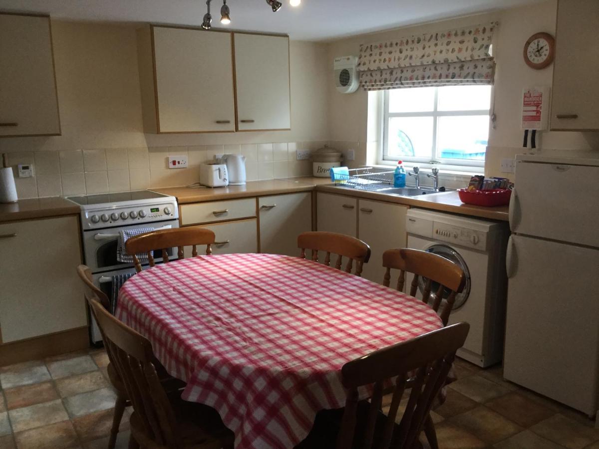 Three-bedroom Old Free Parking Apartment