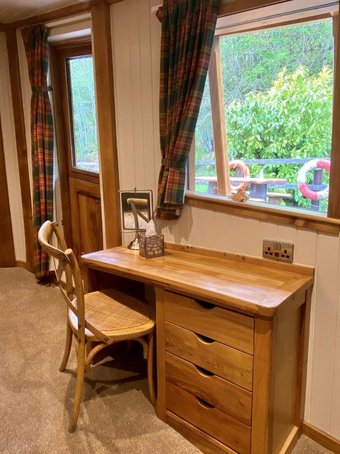 Highland Lassie Hotel *