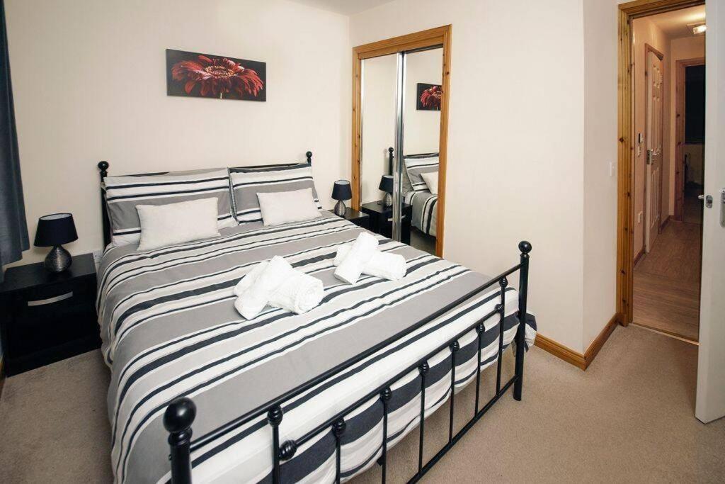Modern 2 Bedroom Semi Detached House With Own Private Driveway *