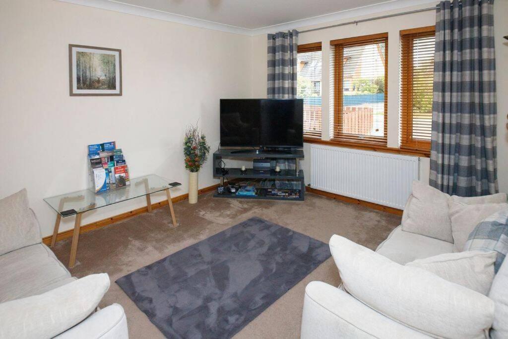 Modern 2 Bedroom Semi Detached House With Own Private Driveway *