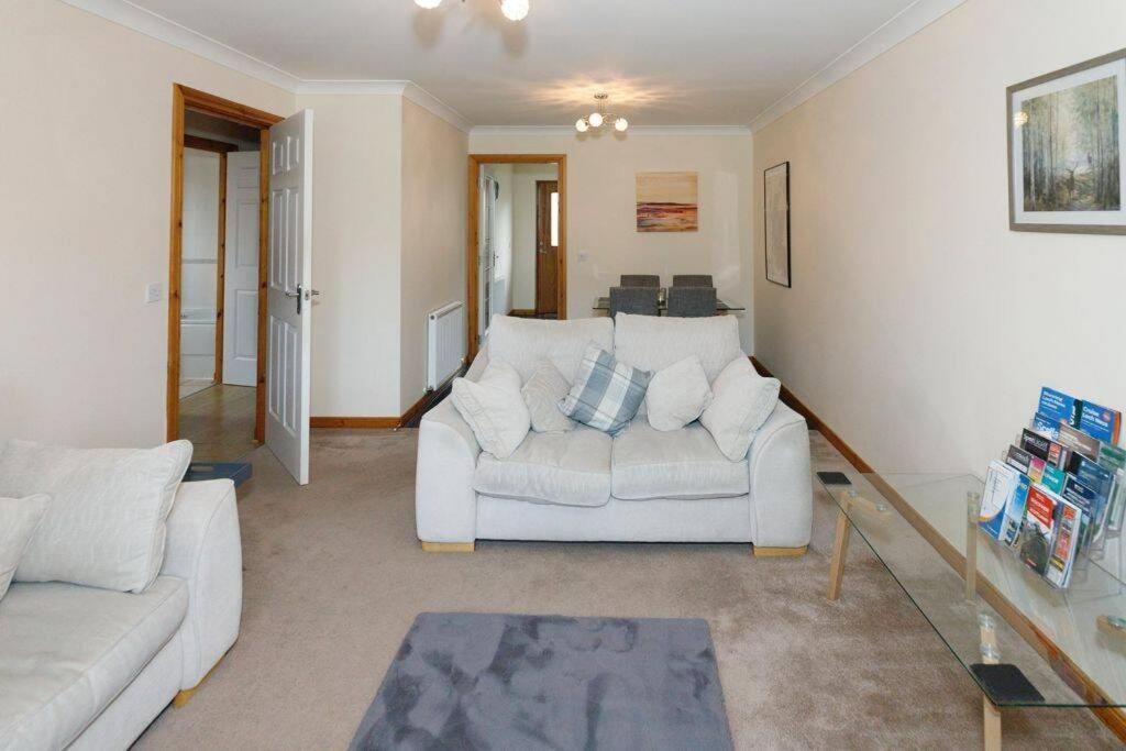 Modern 2 Bedroom Semi Detached House With Own Private Driveway *