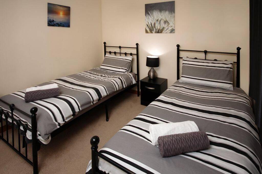 Modern 2 Bedroom Semi Detached House With Own Private Driveway Casa de férias Inverness