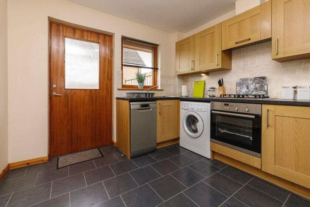 Modern 2 Bedroom Semi Detached House With Own Private Driveway