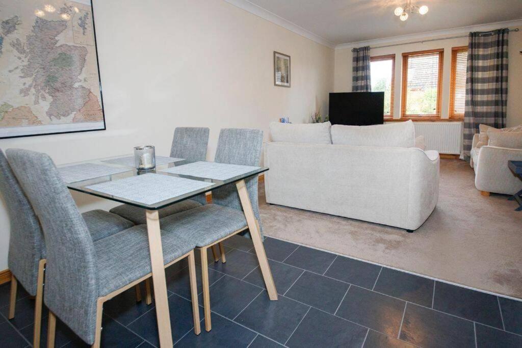 Casa de férias Modern 2 Bedroom Semi Detached House With Own Private Driveway
