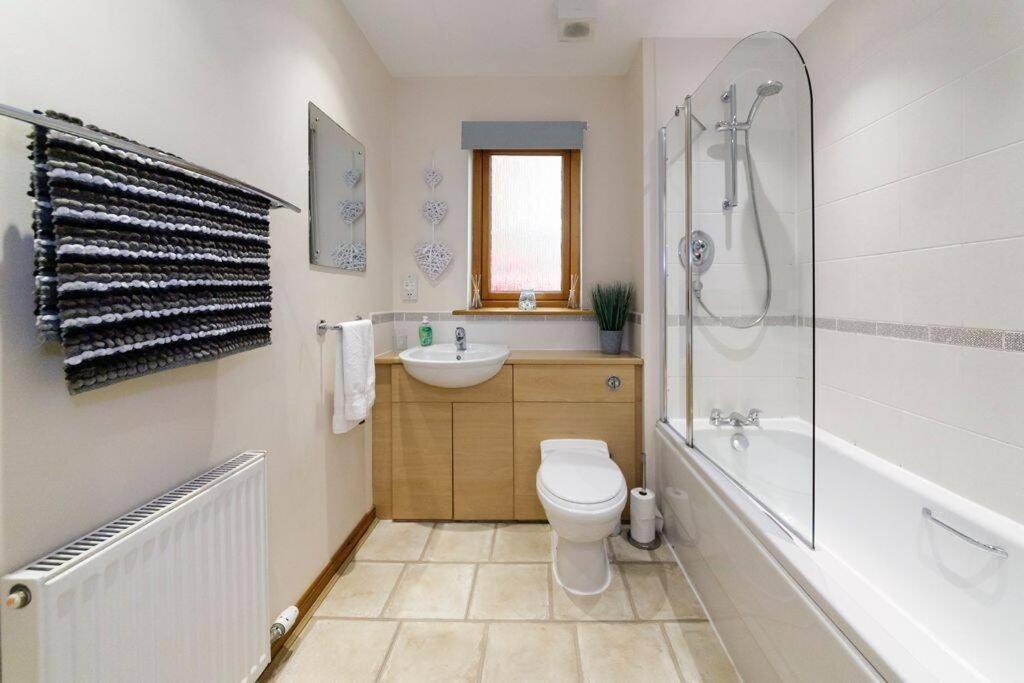 Modern 2 Bedroom Semi Detached House With Own Private Driveway Casa de férias *