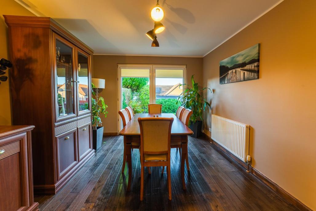 , Cosy House In Villa *