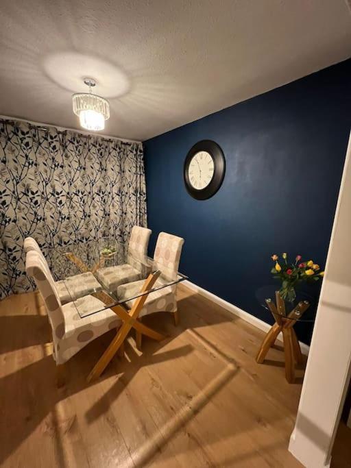 Apartamento Delightful, 3 Bedroom House With Garden & Free Parking