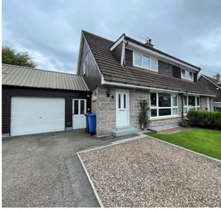 Delightful, 3 Bedroom House With Garden & Free Parking *
