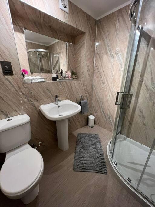 Delightful, 3 Bedroom House With Garden & Free Parking Apartamento