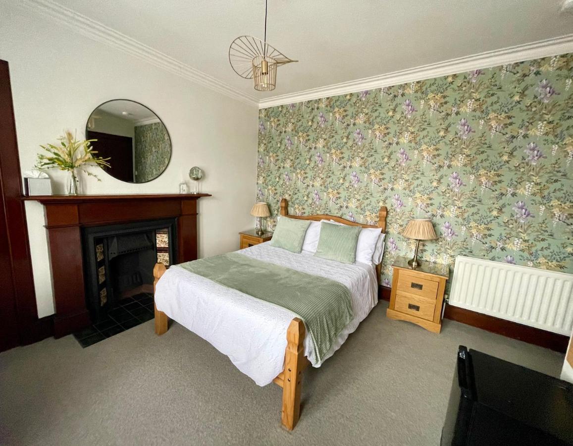 Guest house Crown House *