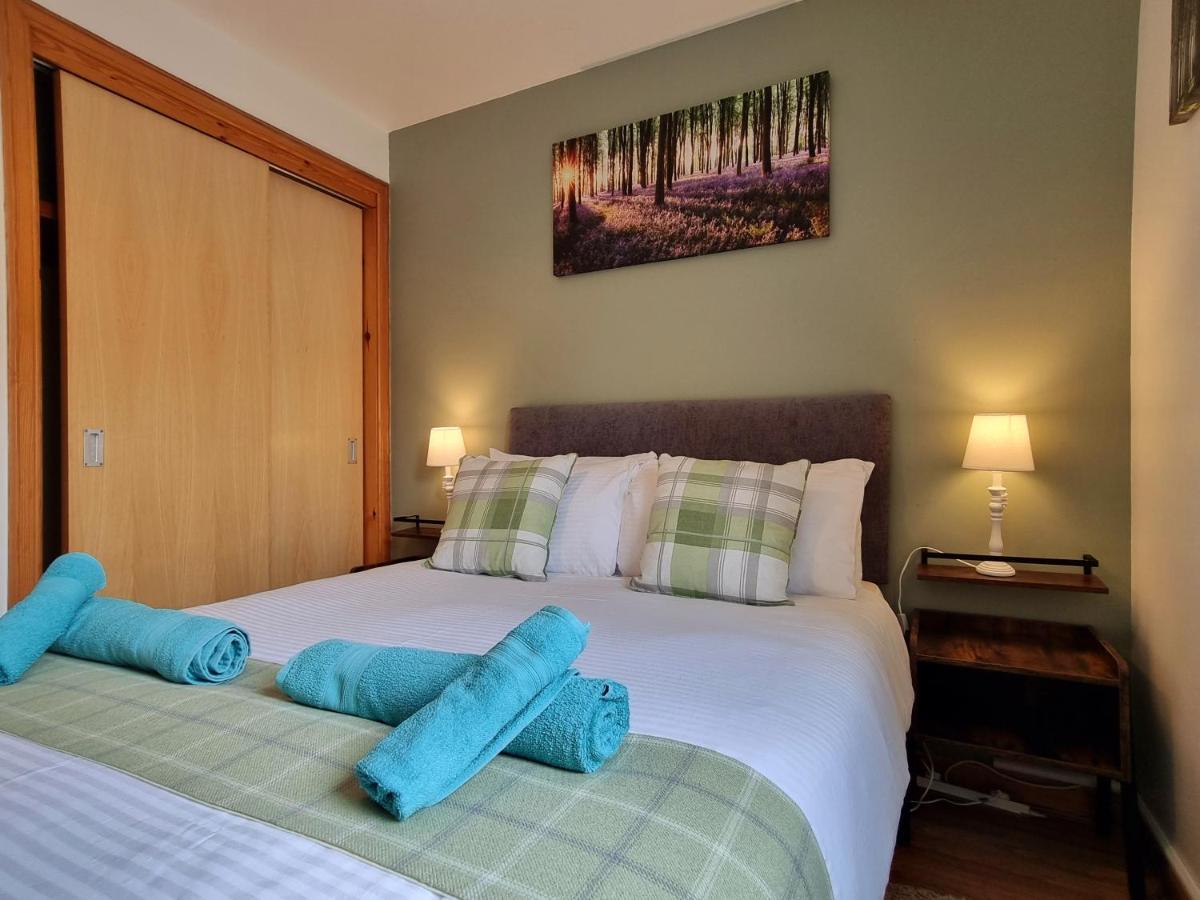 Hill View 2 Bedroom Free Parking Apartment *