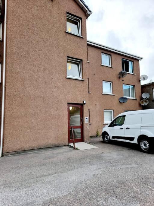 Two Bed With Free Parking In Apartment *