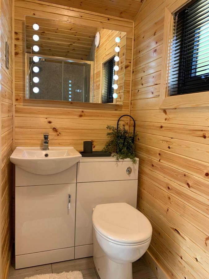 River Huts, Highland River Retreat With Hot Tub *