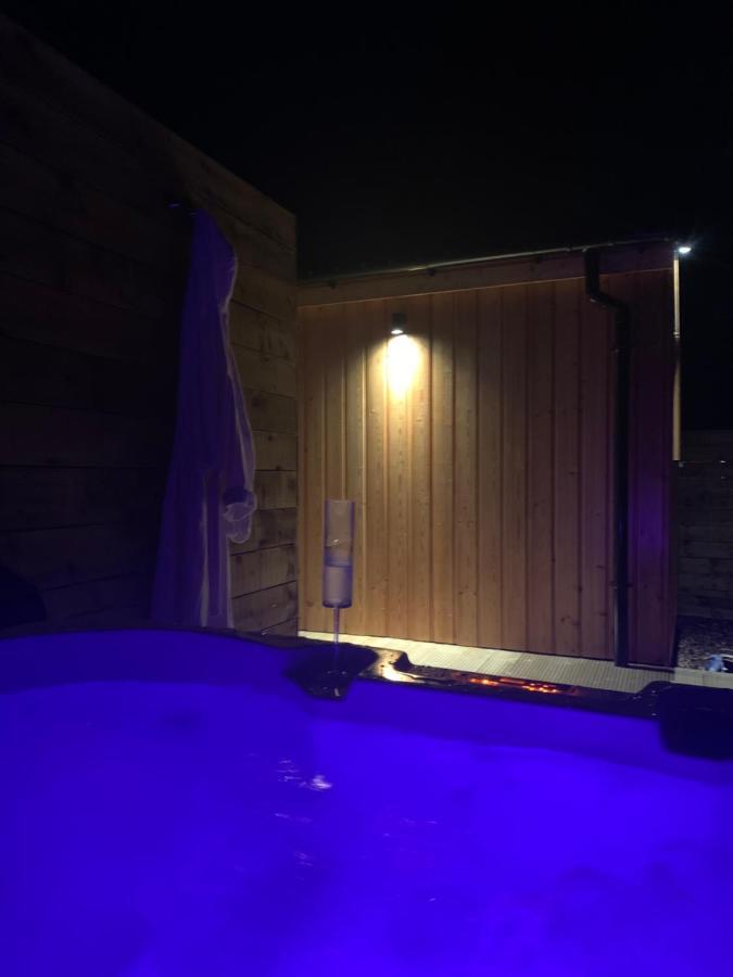 River Huts, Highland River Retreat With Hot Tub Campsite Inverness