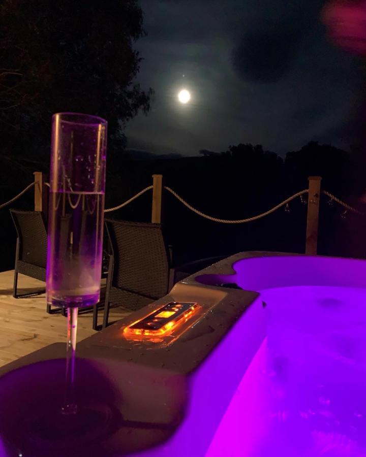 River Huts, Highland River Retreat With Hot Tub *