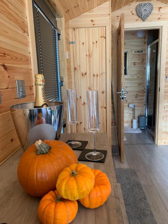 River Huts, Highland River Retreat With Hot Tub Campsite *