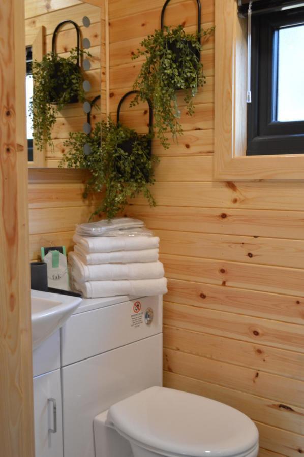River Huts, Highland River Retreat With Hot Tub * Inverness