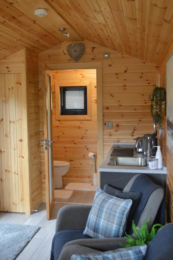 Campsite River Huts, Highland River Retreat With Hot Tub *