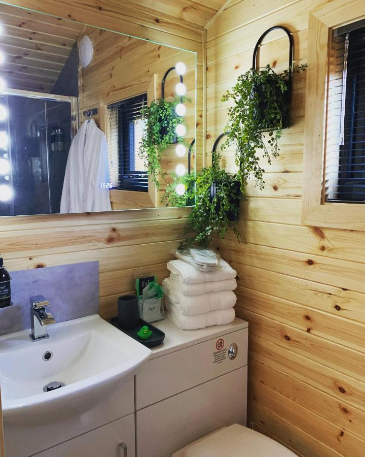 River Huts, Highland River Retreat With Hot Tub