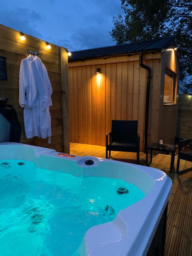 River Huts, Highland River Retreat With Hot Tub