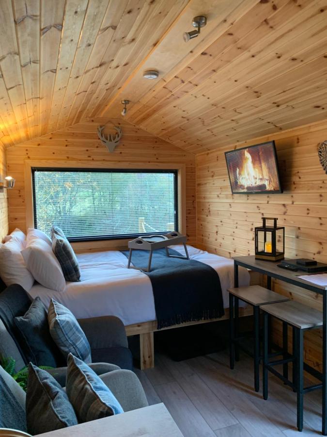 River Huts, Highland River Retreat With Hot Tub Campsite *
