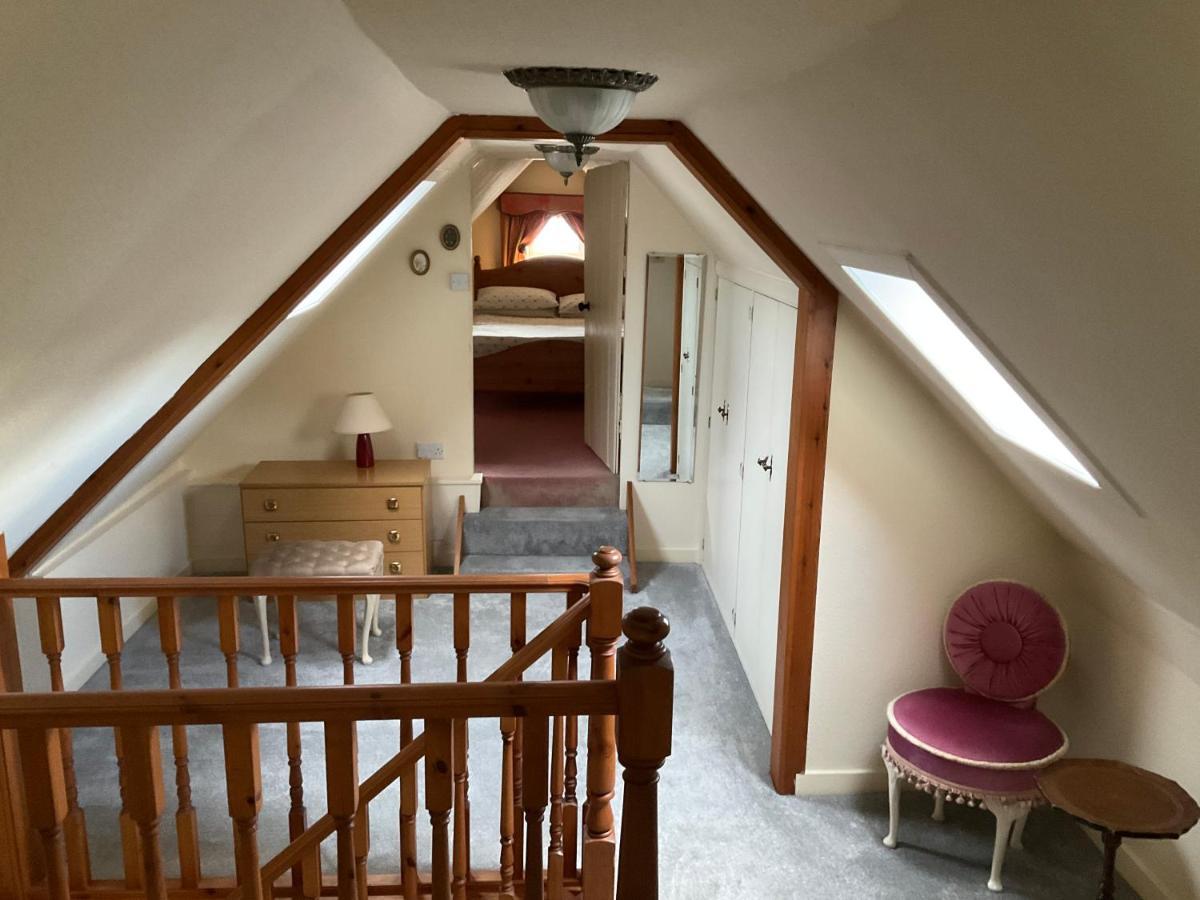 Three-bedroom Old Free Parking Apartment