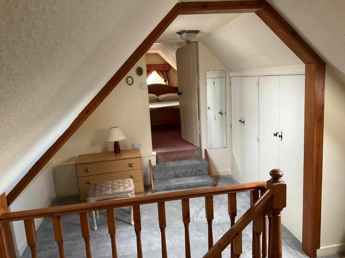 Three-bedroom Old Free Parking Apartment Inverness