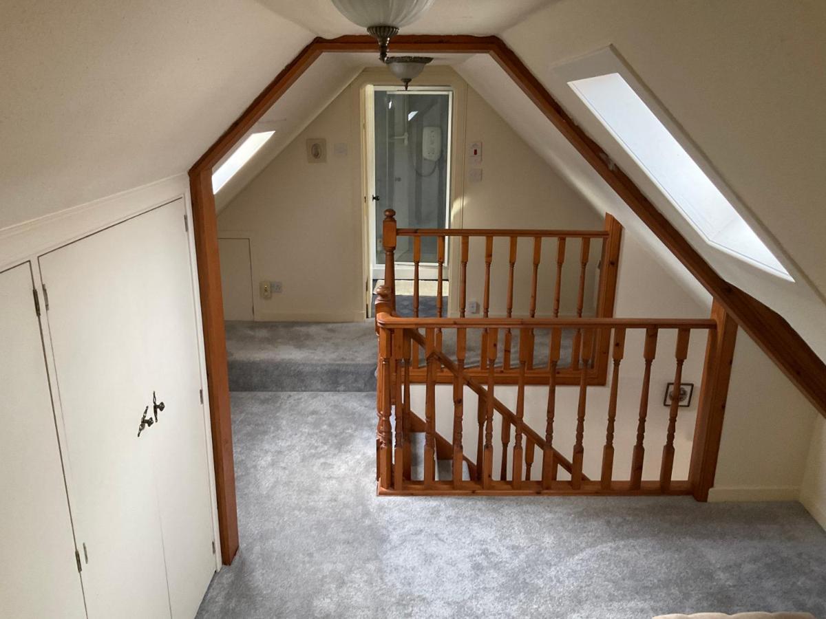 Three-bedroom Old Free Parking Apartment