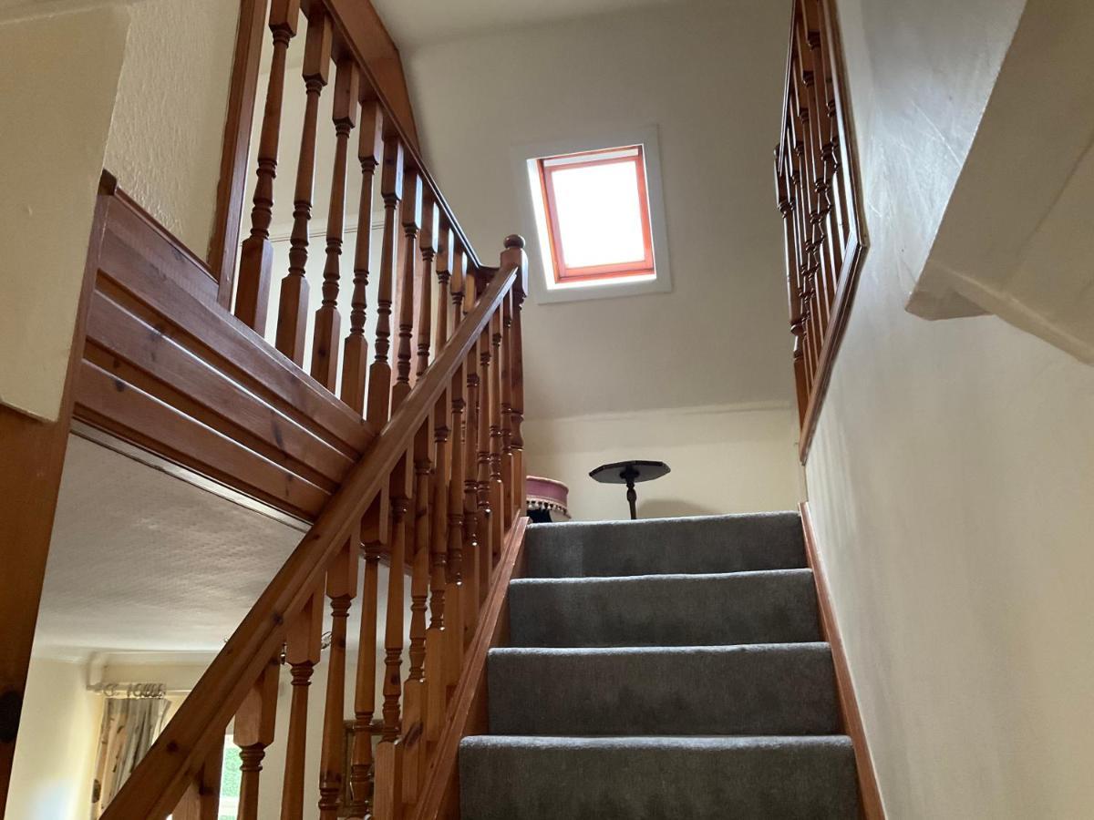 Three-bedroom Old Free Parking Apartment