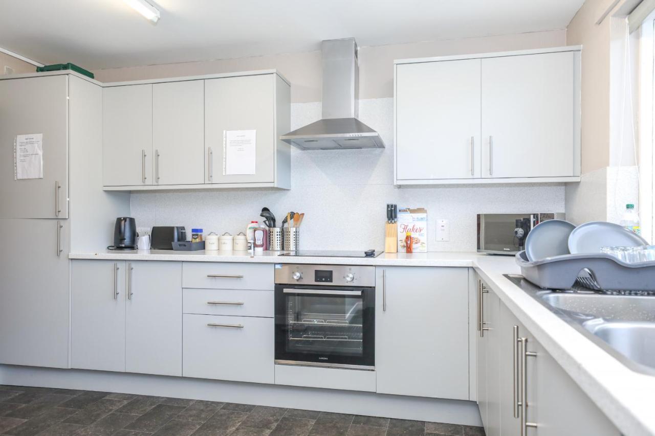 Modern - - Complimentary Snacks - Free Parking Guest house *