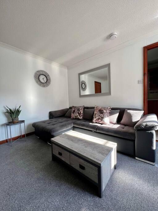With Parking, Close To The Raigmore Hospital Apartment Inverness