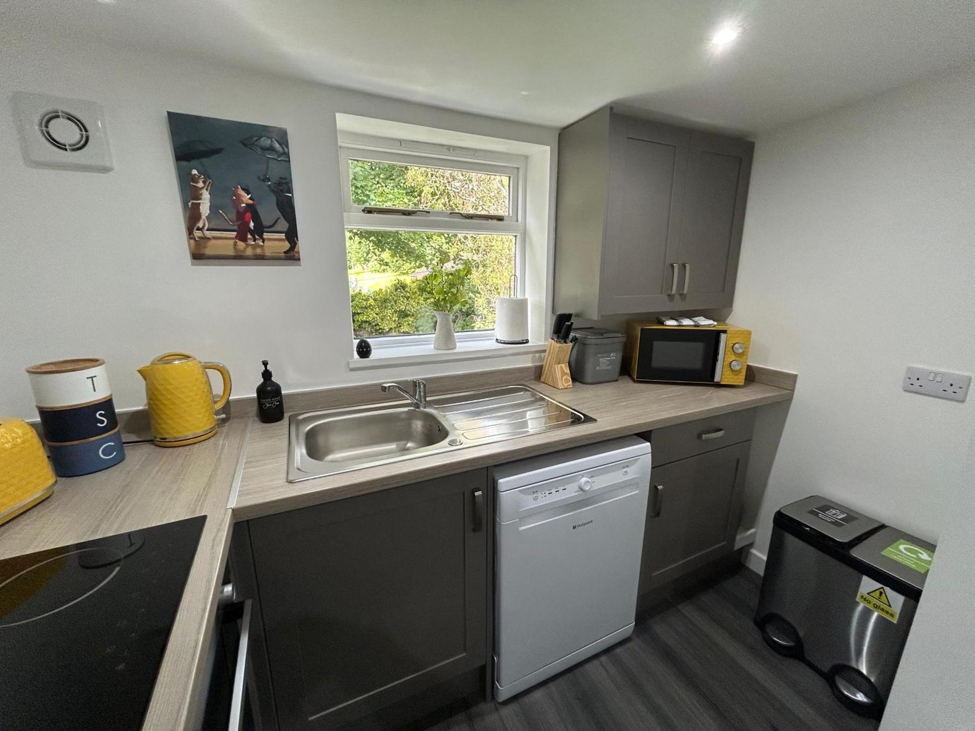 Flat 2a - Modern Flat Close To City Centre Ideal For Couples * Inverness