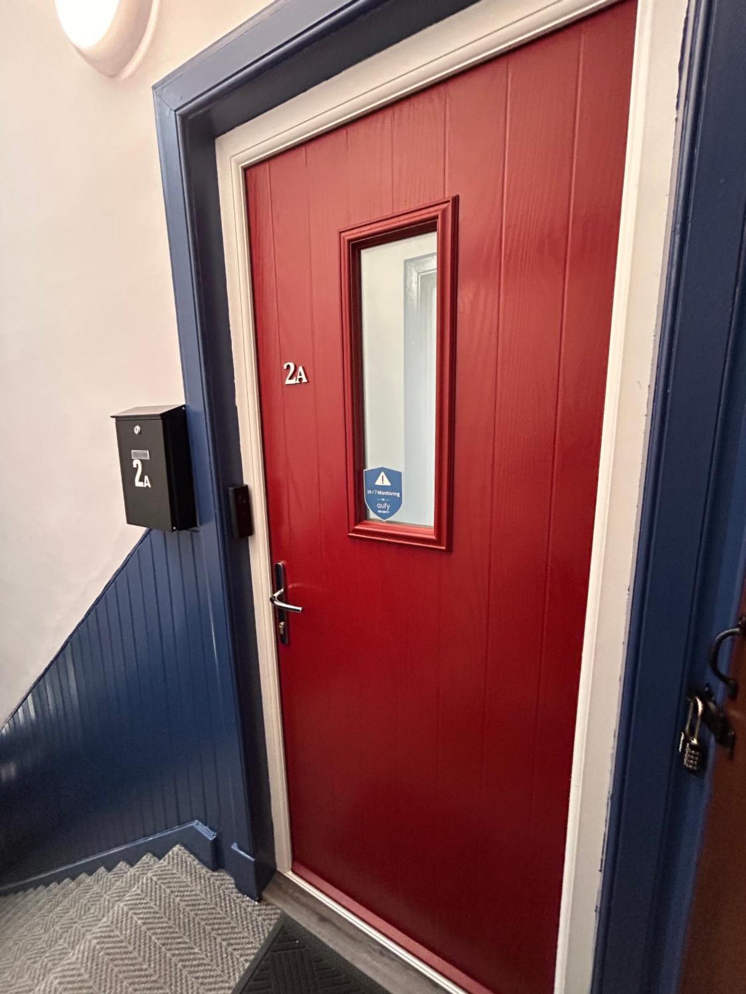 Flat 2a - Modern Flat Close To City Centre Ideal For Couples *