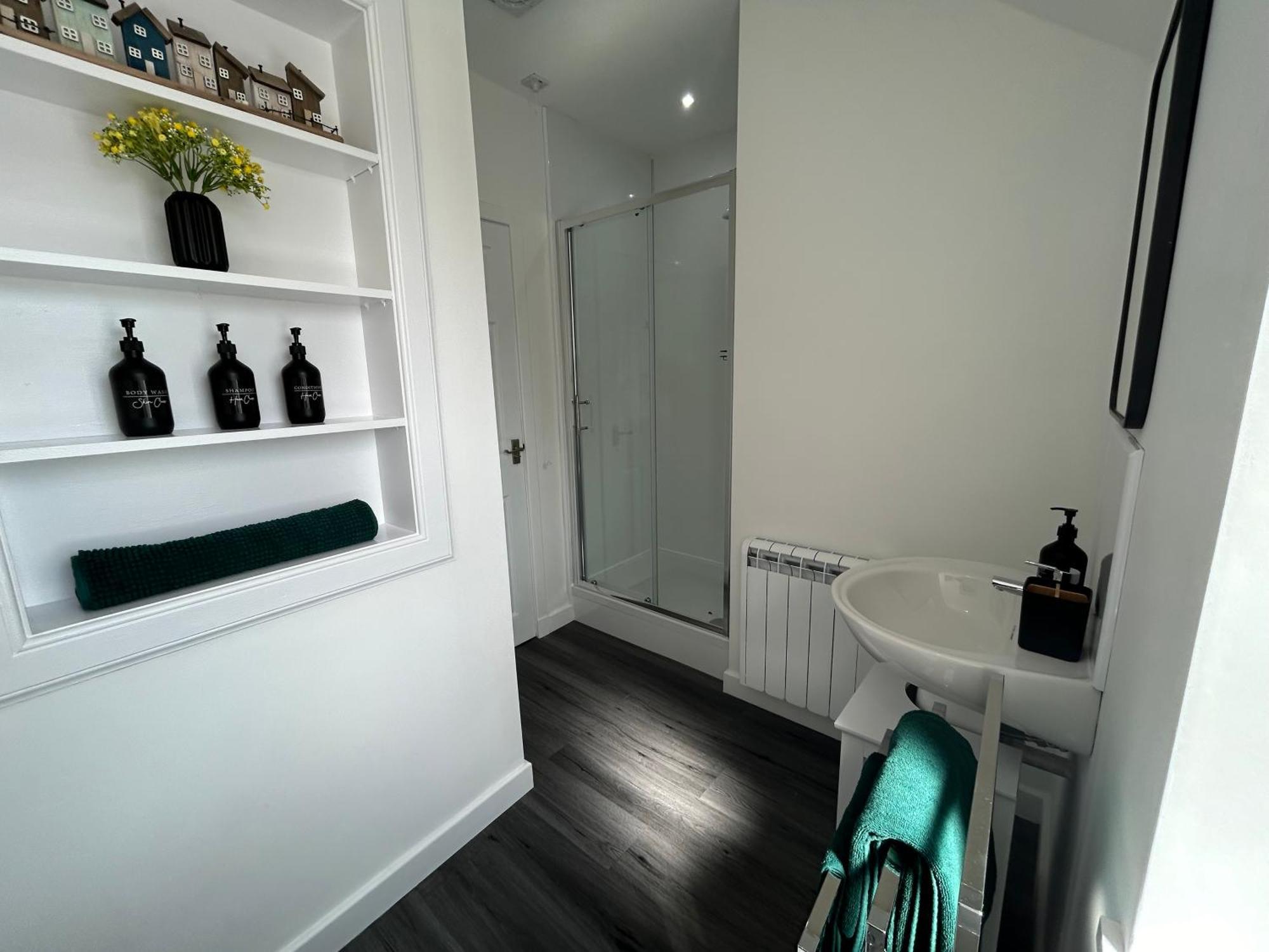Flat 2a - Modern Flat Close To City Centre Ideal For Couples Apartment *
